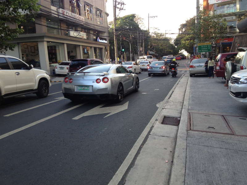 R35. This one rumbled better than the Porsche. Note its roofline in relation to the adjacent SUV’s doorline.